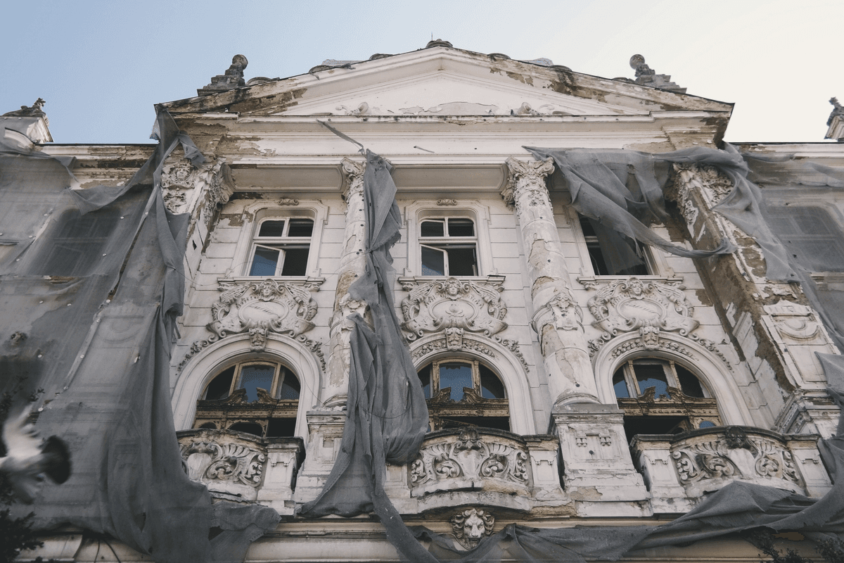 Fachada restaurada del edificio histórico